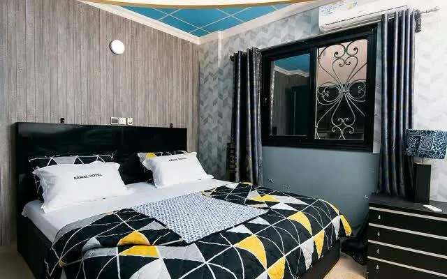 Chambre avec tête de lit noire et parure graphique
