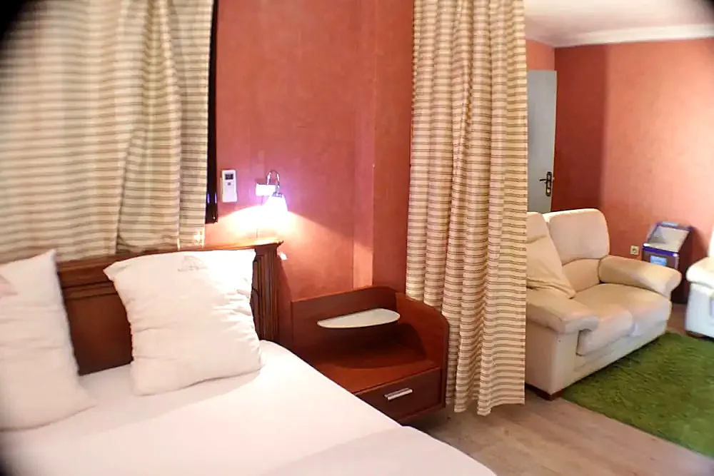 Chambre avec coin salon