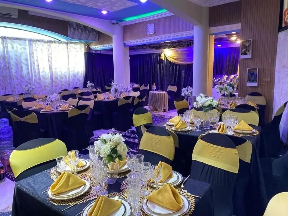 Salle du Restaurant-Lounge dressée