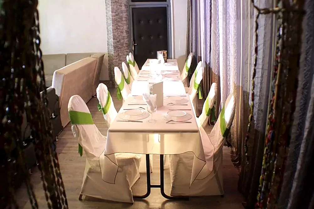 Salle dressée en table de réunion